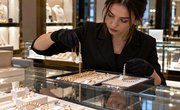 В Тольятти продавец ювелирного магазина больше года подменяла золото бижутерией